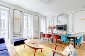 L'Élégance Parisienne au Cœur des Champs-Élysées